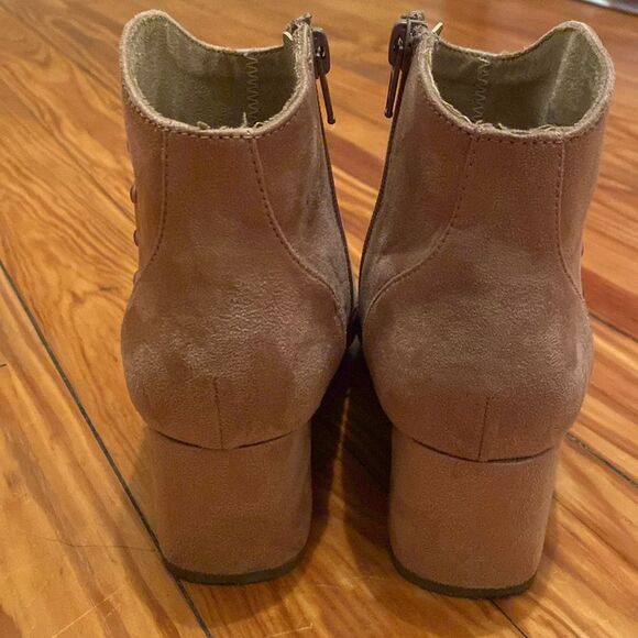 SO Fir Tan Jeweled Ankle Boots with Zipper Closure Size 6 - Picture 3 of 11